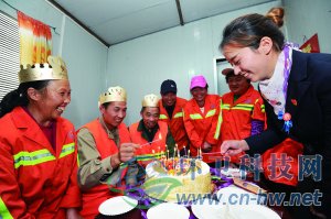 社區(qū)工作人員為集體過生日的三名環(huán)衛(wèi)工人點(diǎn)上生日蠟燭。 本報(bào)通訊員 趙松 攝