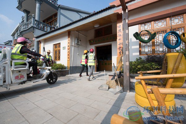 10月31日，在道場鄉(xiāng)紅里山村，保潔員進入專門的環(huán)保小屋休息。