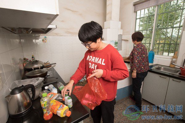 10月30日，在道場鄉(xiāng)錢山下村，村民在家中進行垃圾初分初揀。