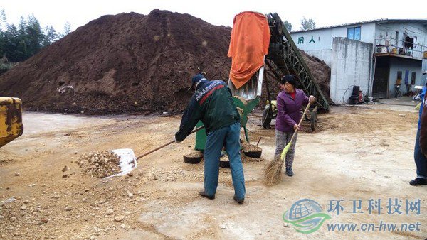 工人將機(jī)器碾碎的園林廢棄物鏟入發(fā)酵堆，噴灑生物菌劑攪拌后，自然發(fā)酵兩到四個(gè)月，就能成為有機(jī)介質(zhì)，用來(lái)改良土壤