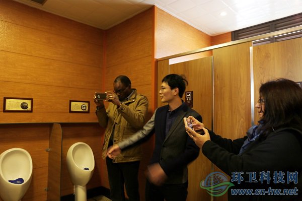 國際兒童基金會(huì)一行人參觀淹城遺址生態(tài)廁所